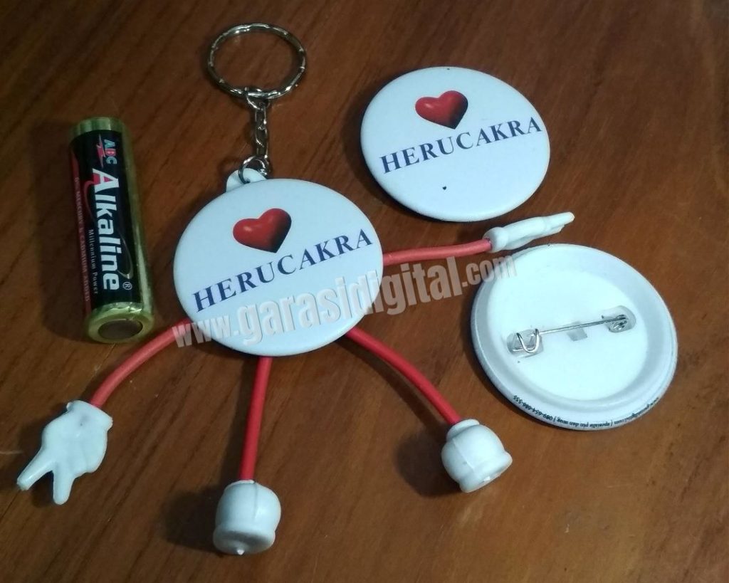 Pin Gantungan Kunci Boneka yang Lucu: Media Promosi/ Souvenir yang Bikin Gemes