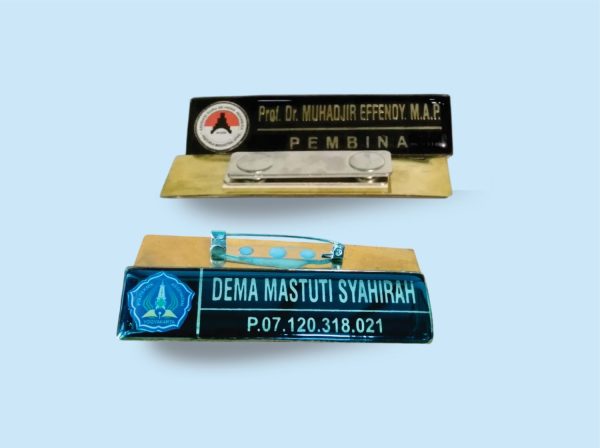 Name tag logam custom kuningan lapis resin mengkilap untuk seragam kerja