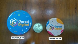 pin peniti 5,8 cm dan pin peniti 4,4 cm